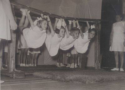 Gymles-Mw-Vlug
Aan de brug hangen v.l.n.r. 
A.Verkaik, H. Huisstede, M.Verkaik, J.Snel.
