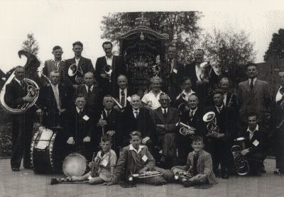 A-M-V-Crescendo
A.M.V. Crescendo met vaandel.
Bovenste rij links J. Teunissen, ?, Gerrit Feenstra, rechts van het vaandel Bertus Hoed, 
Middenin zittend  A.J. Snel in grijs pak
