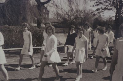Gymnastiekver-DES
Gymnastiekvereniging DES. 
Wil van Huisstede, Ria van Weeghel, Frida Bouwer, Barmentloo en Henny Janssen.
