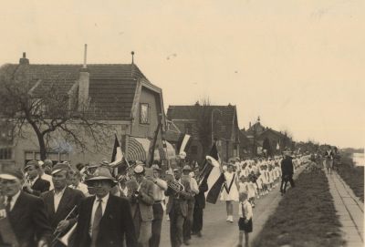 Koninginnedag
Crescendo met de gymnastiekvereniging-  Rechts burgemeester Harinxma thoe Slooten daarnaast Jan v Huisstede Kzn en rechts Klaas Schriek
Trefwoorden: Overmeerseweg Oranjevereniging
