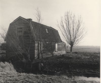 Toneel-Verenigingshuis
Verenigingshuis Horstermeer van o.a. Toneelvereniging TAVENU.
(Tot Aangename Verpozing en Nuttig Vermaak).
Middenweg 100 vooraan de weg.
Trefwoorden: Toneel