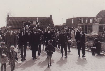 Oranjecomit
Oranjecomit  - Op de achtergrond werkplaats van R J Baar en zoon later Exinter In het midden van het pand het schilderswinkeltje van Rich Baar rechts garage Reytenbach Harry Galesloot
Trefwoorden: Oranjevereniging