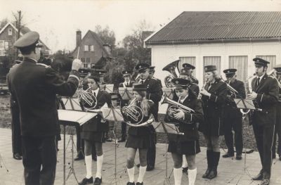 Crescendo-aan-het-repeteren
Buiten bij de Notenbalk aan het repeteren
Trefwoorden: Muziekvereniging