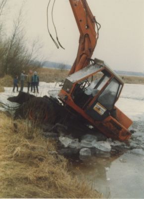 Aanleg-400-meter-baan
Aanleg 400 meter schaatsbaan- De Atlaskraan van Zwagerman houdt het niet- februari 1986  Blijkpolder bij het pad van van de Assem
Trefwoorden: Schaatsvereniging