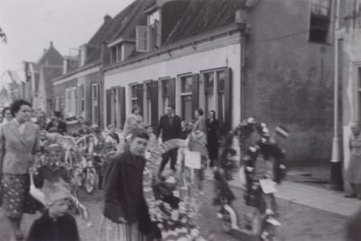 Koninginnedag
Versierde fietsen Koninginnedag.
Links Hetty Bouwer met zoon Hans Voor Hans Vrijhoef Nzn.
Joke Wiegmans met fiets.
In de deuropening rechts, Mw Koren.
Frits Pos achter boog.
Bij het raam in het zwart gekleed Anna Bouwmeester
Trefwoorden: Koninginnedag