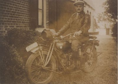 Verzekeringsman-te-paard
Gijs Snel P.Zn de verzekeringsman op zijn motor.
