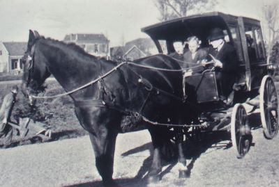 Vervoer-kerkgangers-met-paard-en-wagen
E. van Benschop (ca. 1944) rijdt kerkgangers naar de R.K. Kerk op de Dammerweg,  met als achtergrond de Voorstraat
Trefwoorden: RK Kerk, Voorstraat