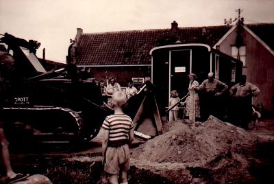 Herbestrating Vreelandseweg
Herbestrating. Rechts met sigaret Boer Cornelissen. Naast hem Chris de Ridder. Daarnaast Mevr Cornelisen Bouwmeester met haar dochter Tineke. Meer naar links Andre de Ridder en Marie Bouwmeester de Ridder
