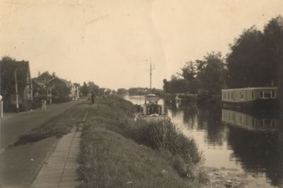 De-ark-van-familie-Pos
De Reevaart met rechts de ark van de familie Pos.
Trefwoorden: Reevaart Dorpskern