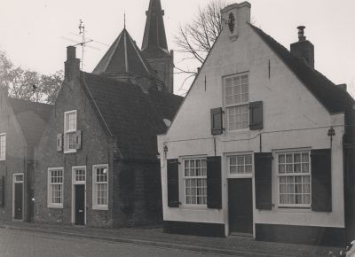 Woningen-Kerkstraat
Zeer oude woningen aan de Kerkstraat met op de achtergrond de NH-kerk  Willibrord  De witte woning is nummer 22
