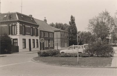 De-Uitvlucht-witte-kruis-geb-en-Gem-huis
Woning Voorstraat 33, de Uitvlucht. 
Voorstraat 34 het Witte Kruisgebouw. 
Voorstraat 35 het gemeentehuis/ 
De woning Voorstraat 33 werd in 1980 bewoond door de familie Aukes.
Boven het Groene Kruisgebouw  eerder genaamd Witte Kruis gebouw woonde de wijkzuster.
