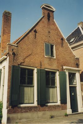 Oud-huis-aan-de-Voorstraat
Woonhuis van de familie Kuiper, alwaar fluiten vervaardigd werden.
Dit huis is in 1962 door deze fam Kuiper gekocht.
Hierachter de voormalige Warinschool. Nu werkplaats.
Het is tevens onderwijzerswoning geweest.
