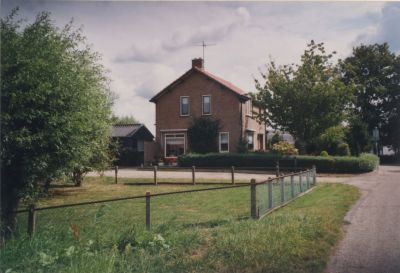 Woonhuis-Fam-W-van-Kippersluis-Meerlaan
Woonhuis van de Familie W. van Kippersluis, Meerlaan 19.
Aan de Meerlaan had Kippersluis een agrarisch bedrijf.
Trefwoorden: Meerlaan