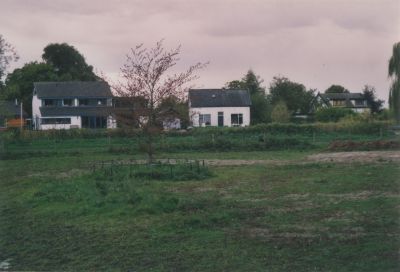 Woonhuis-van-Flip-Uriot
Links het woonhuis van Flip Uriot ( v/h Roel Pos en v/h Jan Hagen (Jan Jut)
Recht: v/h de Jong
