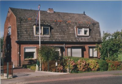 Woonhuis-van-de-Fam-Meijer
Woonhuis van de familie Meijer aan de Middenweg 139.
Rechts daarvan een keuterboerderij.
Trefwoorden: Middenweg