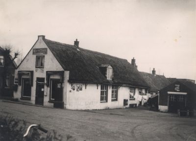 Kruidenierswinkel-De-Jong
Winkel van de Jong. 
Later de kruidenierswinkel van Piet van Huisstede.
