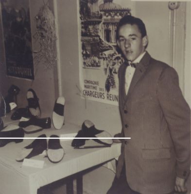 Werkplaats-van-Ko-de-Jong--Ko-Bot
De auto van schoenmaker Gerrit Kroon.
Voorheen zat schoenmaker de Jong in de achtergelegen schuur.
Trefwoorden: winkel