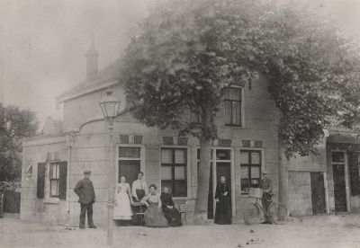 Kruidenierswinkel-Slijterij-Hageman
Kruidenierswinkel/slijterij Hageman, later de kruidenierswinkel van Fam. Schoordijk.
