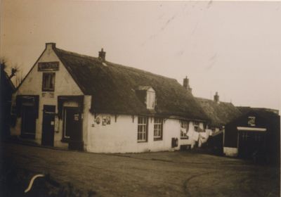 Winkelpand
Winkel van de Familie de Jong.later van P.v.Huisstede-Hermes

