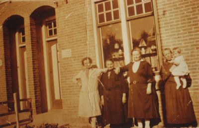 Electriciteit-Winkel
De winkel van electricien Ketelaar.
vlnr: mevrouw Ketelaar; oma Ketelaar; tante Mariek; Corrie Koopmanschap.
Trefwoorden: Electricien