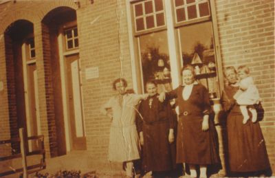 Elektricien-Ketelaar
vlnr: mevrouw Ketelaar; oma Ketelaar, tante Mariek, Corrie Koopmanschap.
Overmeerseweg 39.
