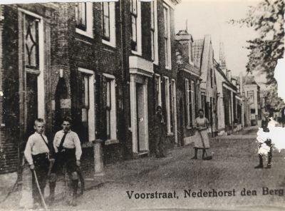Elektricien-Ketelaar
De lampenwinkel van elektricien Arie Ketelaar, toen nog op Overmeerseweg 39.
V.l.n.r. Mw. Ketelaar, Oma Ketelaar, Tante Mariek, Corrie Koopmanschap
