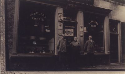 Kruidenierswinkel-Veenstra
Oude kruidenierswinkel , met tabaksvergunning in de dertiger jaren van Ate Veenstra.
Later van Ko Snel.
Zijn zoon Joop verplaatste de zaak naar de Voorstraat (Centra) later overgenomen door Albert Heyn. 
De gebroeders Schoordijk begonnen in dit pand een schoenenzaak, drogisterij onder de naam “Elysa”.
