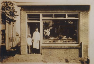 Pand-Fam-Ketelaar
Pand van de familie Ketelaar.
Links slager Co Smit en rechts de winkel van Ketelaar
