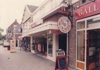 Modehuis-Manuela
Modehuis Manuela.
Huurprijs fl. 37.000,- per jaar
