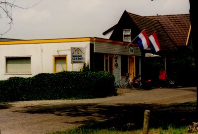 Bijgebouw-van-Bouwbedrijf-C-G-de-Groot
Bouwbedrijf C G De Groot B V 
Rechtshuis van familie C de Jeu.
