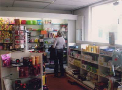Drogisterij-Elysa-laatste-dag
De drogisterij wordt gesloten.
Een van de laatste klanten.

