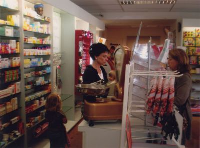 Drogisterij-Elysa
Corry Nijssen in de winkel Elysa in de Brugstraat bij de sluiting in mei 2011.
