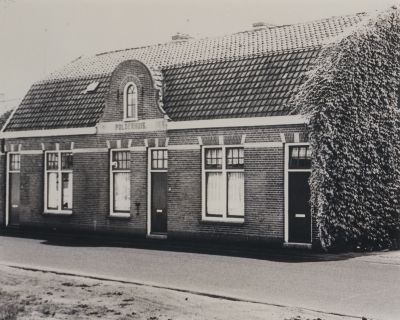 Polderhuis
In het midden Het Polderhuis, dit werd gebruikt als vergaderlokaal voor het polderbestuur.
Later is het verbouwd tot 3 woningen.
