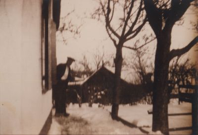 Vanuit-het-cafe
Rechts naast de Herberg.
Op de foto staat  Hendrik Hageman.
