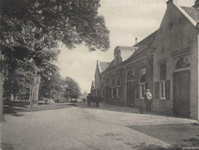 Voorplein-met-dienstwoningen
Voorplein met dienstwoningen
