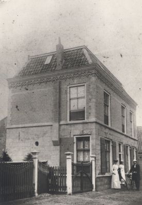 De Uitvlucht
Voor de woning De Uitvlucht aan de Voorstraat.
Met de fiets de heer J.J.Vis met Mevrouw N.Dil.
In de deuropening dienstbode Trijntje Knip.
