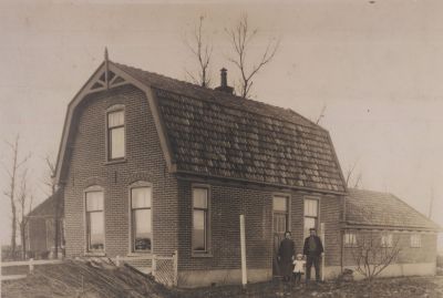 Woonhuis-Fam-Klaas-Kostelijk
Woonhuis van de fam. Klaas Kostelijk aan de Middenweg 17 (Horstermeer).  Voor de woning Klaas Kostelijk met echtgenote  en zoon Gerrit.
De woning is afgebroken in 1998. Links is nog een gedeelte te zien van één van de zes stolpboerderijen uit de begintijd van de Horstermeer. Deze stolpboerderij is afgebrand  in  de laatste helft van de twintigste eeuw
Trefwoorden: Horstermeer; Stolpboerderijen;