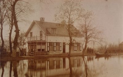 Huis-aan-de-Voorstraat
Woonhuis van Jac Nieuwendijk.
Na de oorlog  1940-1945  werd de woning gesplitst in twee woningen.
De heer Nieuwendijk was jarenlang wethouder.
Na de splitsing werd de woning bewoond door de heer J Galesloot, houder van de Boerenleenbank en wethouder voor de KVP.
Rechts op de foto een hooiberg die plaats moest maken voor de bouw van de dokterswoning.
