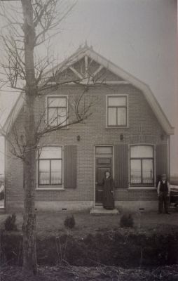 Aannemerswoning
De vrouw voor de deur is: Teuntje de Geus
De man rechts is: Teuntis de Geus
