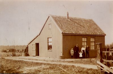 Fam-de-Leeuw-bij-huis
Het houten huisje van Willem de Leeuw.
De woning is gesloopt in 1975.
