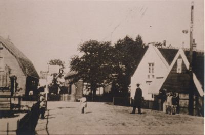 Oude-huisjes-op-kruispunt-in-Overmeer
Hoek Vreelandseweg en Overmeerseweg.
Het witte huis is een voormalige kruidenierswinkel.
Huisjes rechts op de foto zijn inmiddels afgebroken
Trefwoorden: Historische huisjes