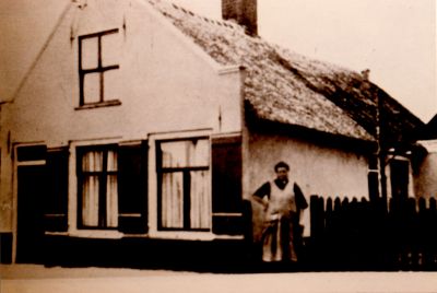 Femmetje-voor-haar-huisje
Femmetje voor het huisje met rietendak
