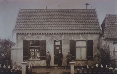 Woningen-in-de-Booybuurt
Woningen in de Booybuurt Hierover is een artikel geschreven in de Werinon nr 41 Deze huisjes stonden op de plaats van nu het politiebureau
