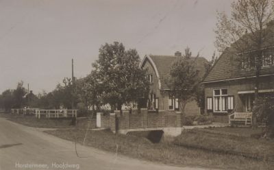 Ansichtkaart-van-de-Middenweg
Middenweg,vroeger Hoofdweg geheten.  
Deze kaart is verzonden naar ,W Balk Kzn Keern 378, Zwaag Afz Mien-Guus
Trefwoorden: Hostermeer,Middenweg