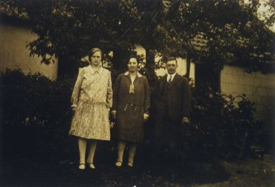 Gezinsfoto-voor-hun-woning
Woning op de dijk van de Vecht, later bewoond door de fam G Vernooij.
De woning is afgebroken en er is een moderne woning neergezet in de jaren 90 van de twintigste eeuw
