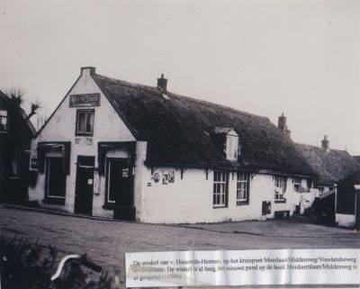 Kruidenierswinkel
Dit is de kruidenierswinkel van Fam.v.Huisstede-Hermes.
Op deze foto is de winkel al leeg.
De kruidenierswinkel van de Fam.Huisstede staat op de hoek van de Meidoornlaan/Middenweg.
Deze is geopend in ± 1960.
Trefwoorden: Overmeer