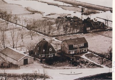 Luchtfoto-einde-Dammerweg
Eind Dammerweg ca 1960.
De villa “Klein Nieuweroord” werd gebouwd in 1939 voor J. Slokker, wasserijbaas.
Rechtsboven is het boerenbedrijf van de Gebroeders Versteeg te zien. 
De verkeersgeleider op de foto voor Dammerweg – Spiegelweg – Hinderdam is niet meer aanwezig.
