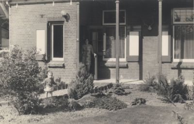Woonhuis-van-slager-G-Martens
Een van de dienstwoningen van het kasteel een de Slotlaan.
Hier bewoond door Slager G. Martens.
