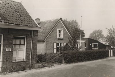 Rijtje-woningen-aan-de-Vecht
Rijtje woningen direct aan de Vecht gelegen  huisnrs 96 t m 102  in 1964 gesloopt.
De woningen waren reeds geruime tijd onbewoonbaar verklaard .
De woning rechts op de foto werd bewoond door schoenmaker C.de Jong en is thans een van de meest in het oog springende  en door passanten gefotografeerde monumentjes langs de Vecht.
