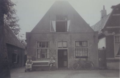 Kerkstraat-22-24
Man met krant en jongen met hond
Trefwoorden: woning